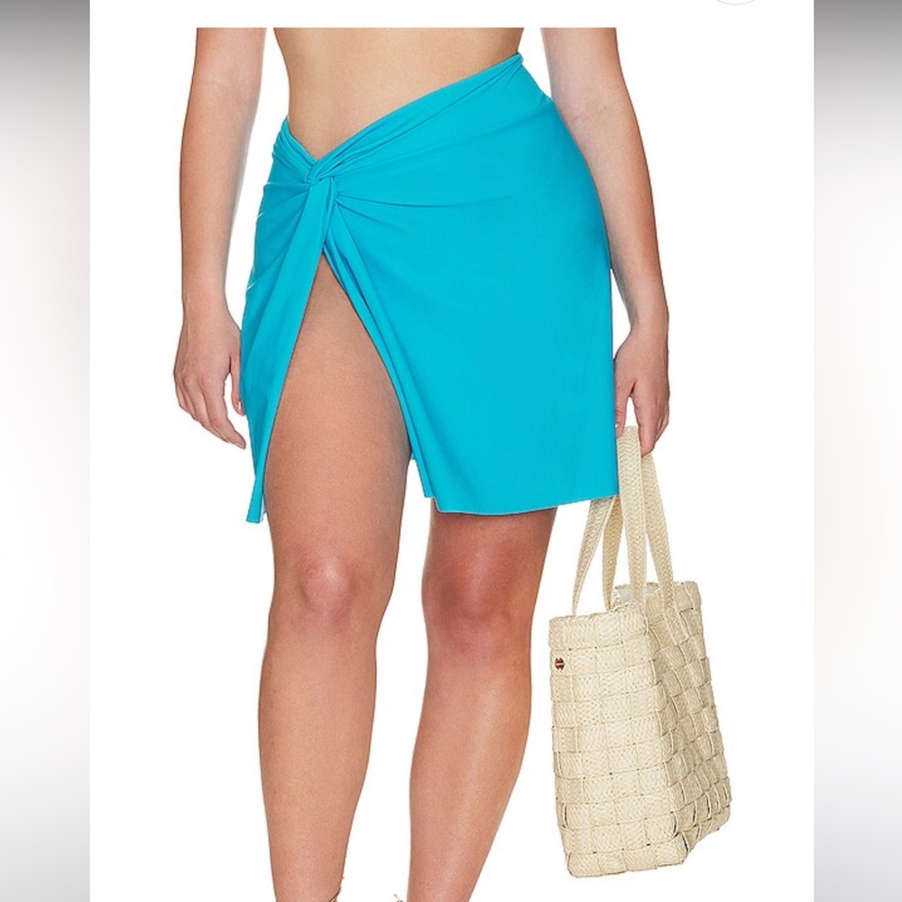 GOOD AMERICAN Twist Mini Sarong in Atomic Blue001